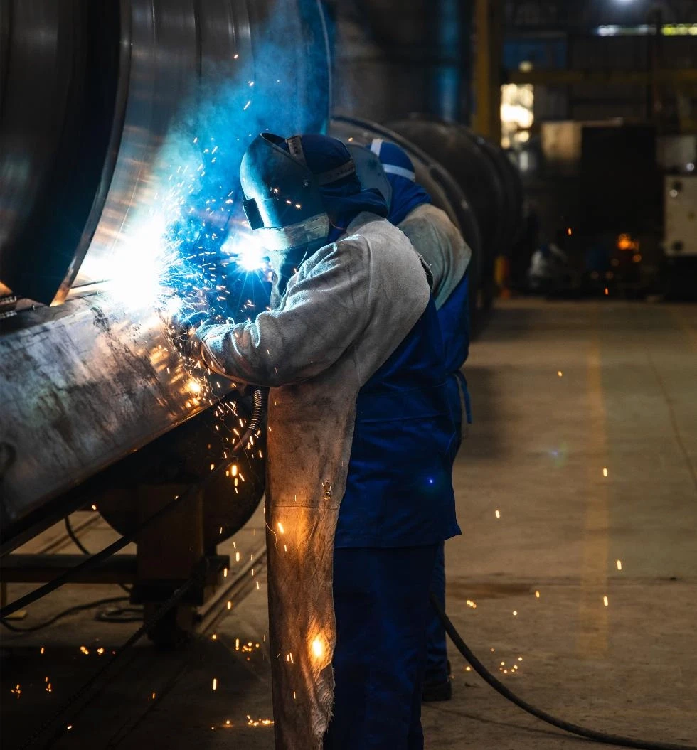 Mulher em ambiente industrial