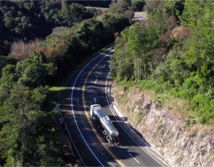Mulher em ambiente industrial
