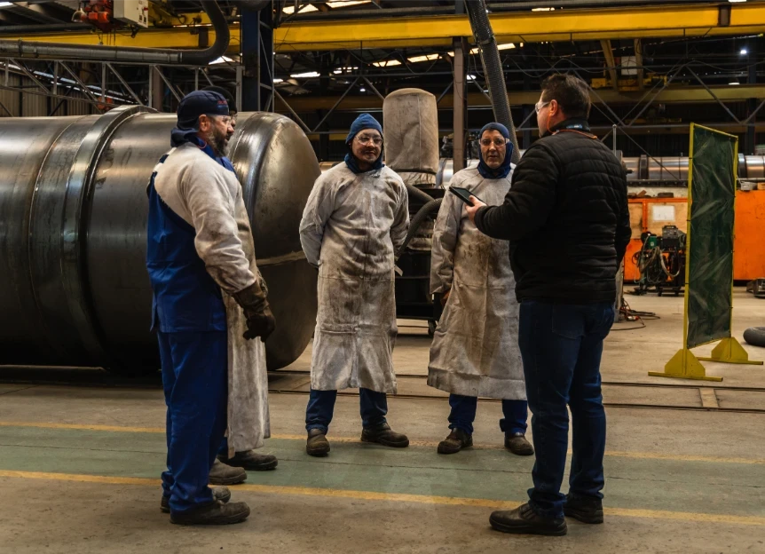 Mulher em ambiente industrial